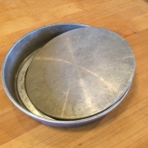 Cake pan with removable bottom